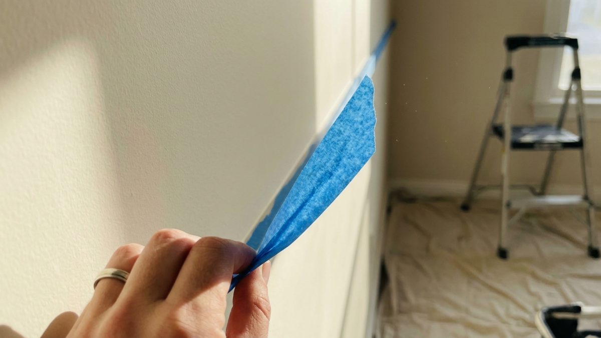 découvrez comment enlever du scotch de peinture facilement, sans arracher la surface ni laisser de résidus de colle grâce à nos conseils pratiques.