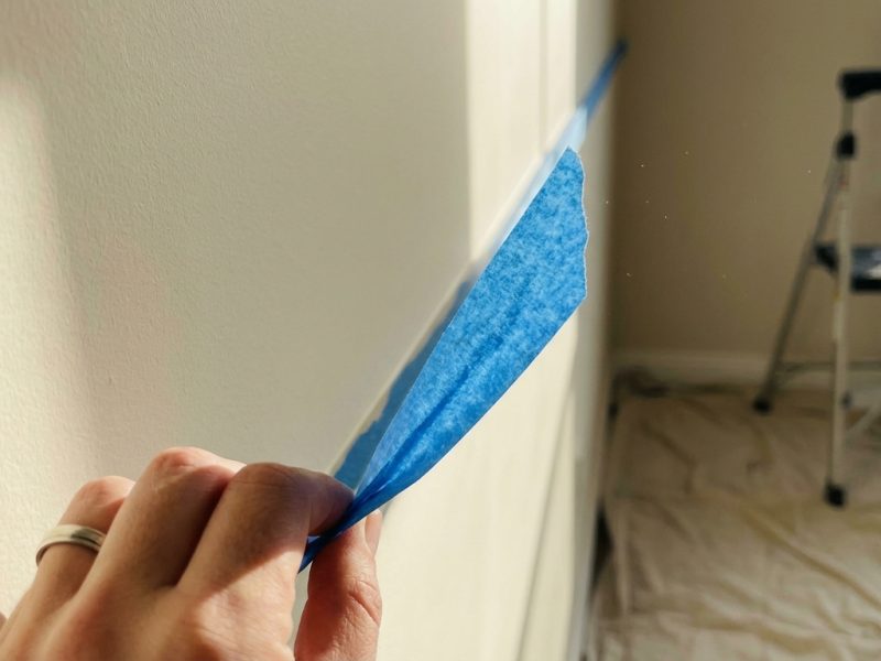 Enlever du scotch de peinture : retirer sans arracher ni laisser de colle