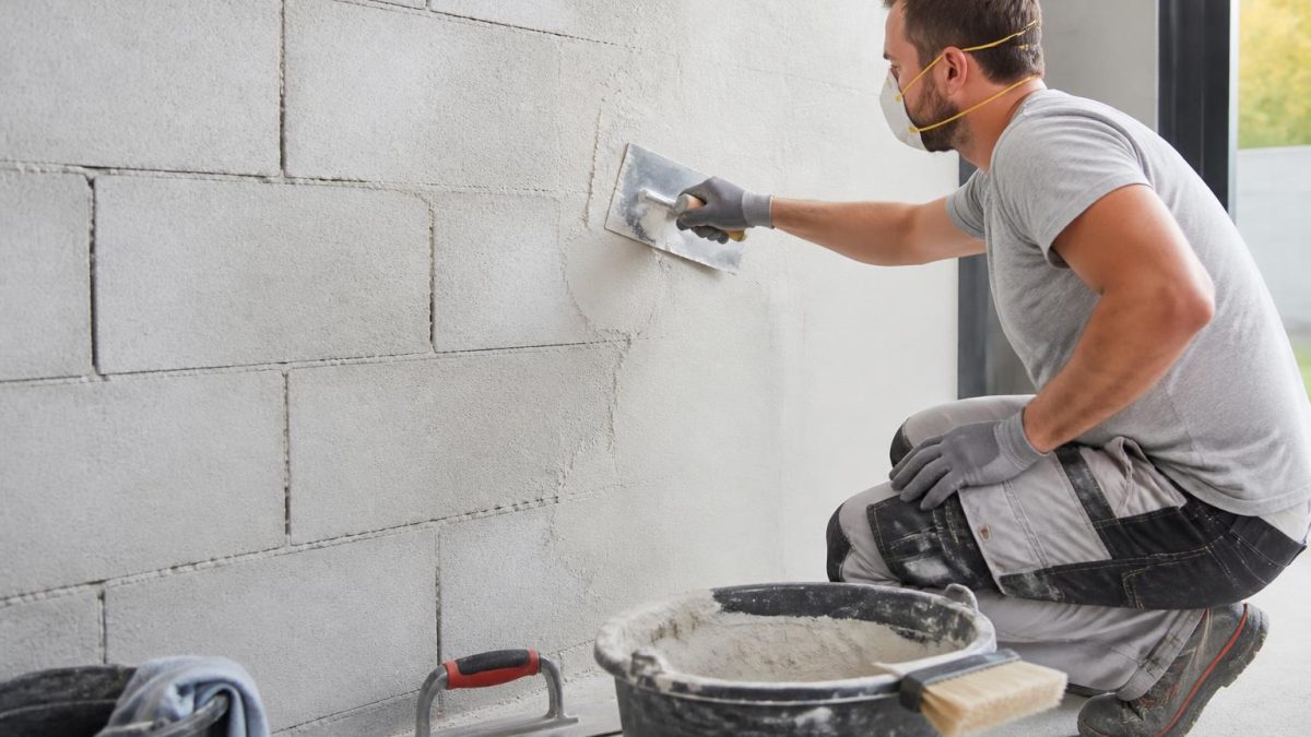 découvrez les précautions essentielles pour enduire correctement du siporex, afin d'assurer une bonne adhérence de l'enduit et éviter les fissures pour un résultat durable et esthétique.