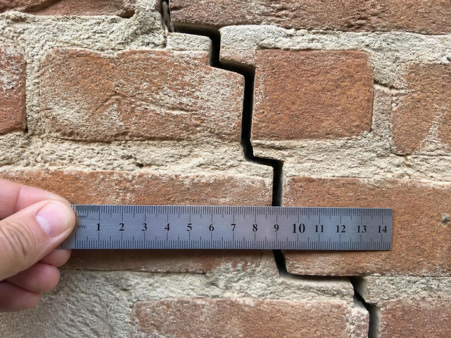 découvrez comment différencier une fissure structurelle en escalier d'une fissure de retrait grâce à 5 cas chiffrés et apprenez le seuil en millimètres à partir duquel il est conseillé de consulter un bureau d'études structure.