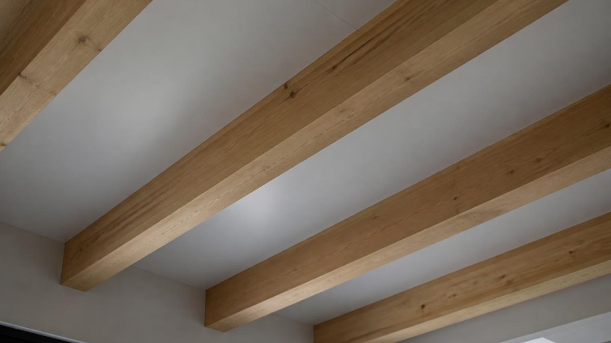découvrez comment habiller le plafond entre poutres pour obtenir un rendu propre et discret, alliant esthétique et fonctionnalité dans votre intérieur.