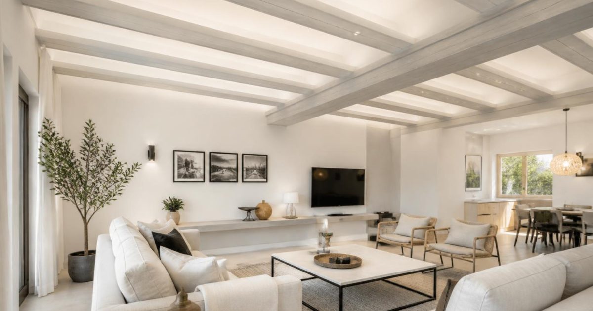Habiller l’espace entre les poutres au plafond pour un rendu soigné sans alourdir la pièce