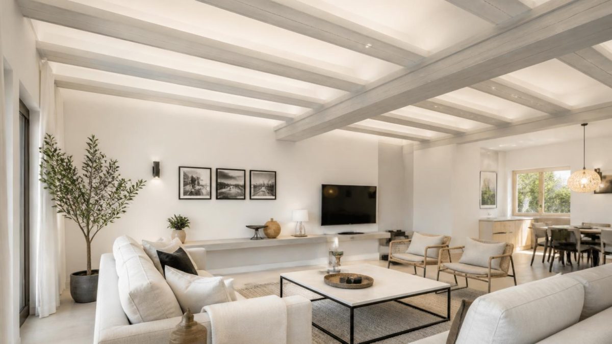 découvrez comment habiller l'espace entre les poutres au plafond pour un rendu soigné et élégant qui ne surcharge pas votre pièce, en combinant esthétique et légèreté.