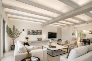 Habiller l&rsquo;espace entre les poutres au plafond pour un rendu soigné sans alourdir la pièce