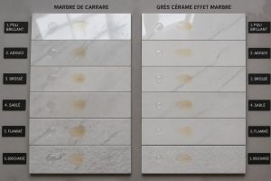 Marbre Carrare vs grès cérame effet marbre : test acide chlorhydrique, taches grasses et rayures sur 6 finitions