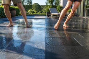 Pierre bleue du Hainaut vs ardoise : test glissance pieds nus mouillés sur terrasse exposée sud