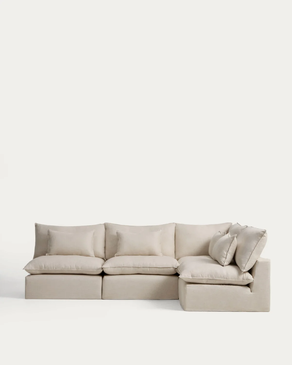 Canapé d’angle Anarela beige Kave Home avec ses coussins