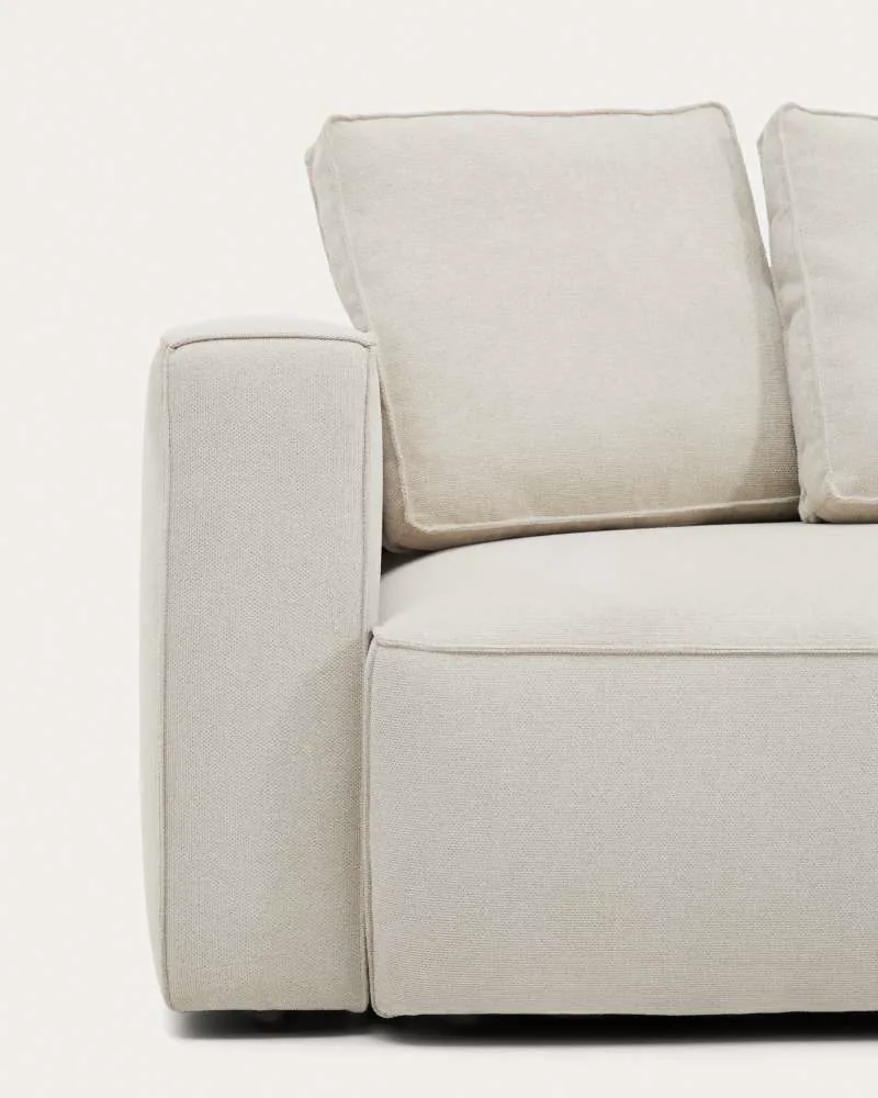 Détail de la chenille beige et de l’accoudoir du canapé-lit Marela droit