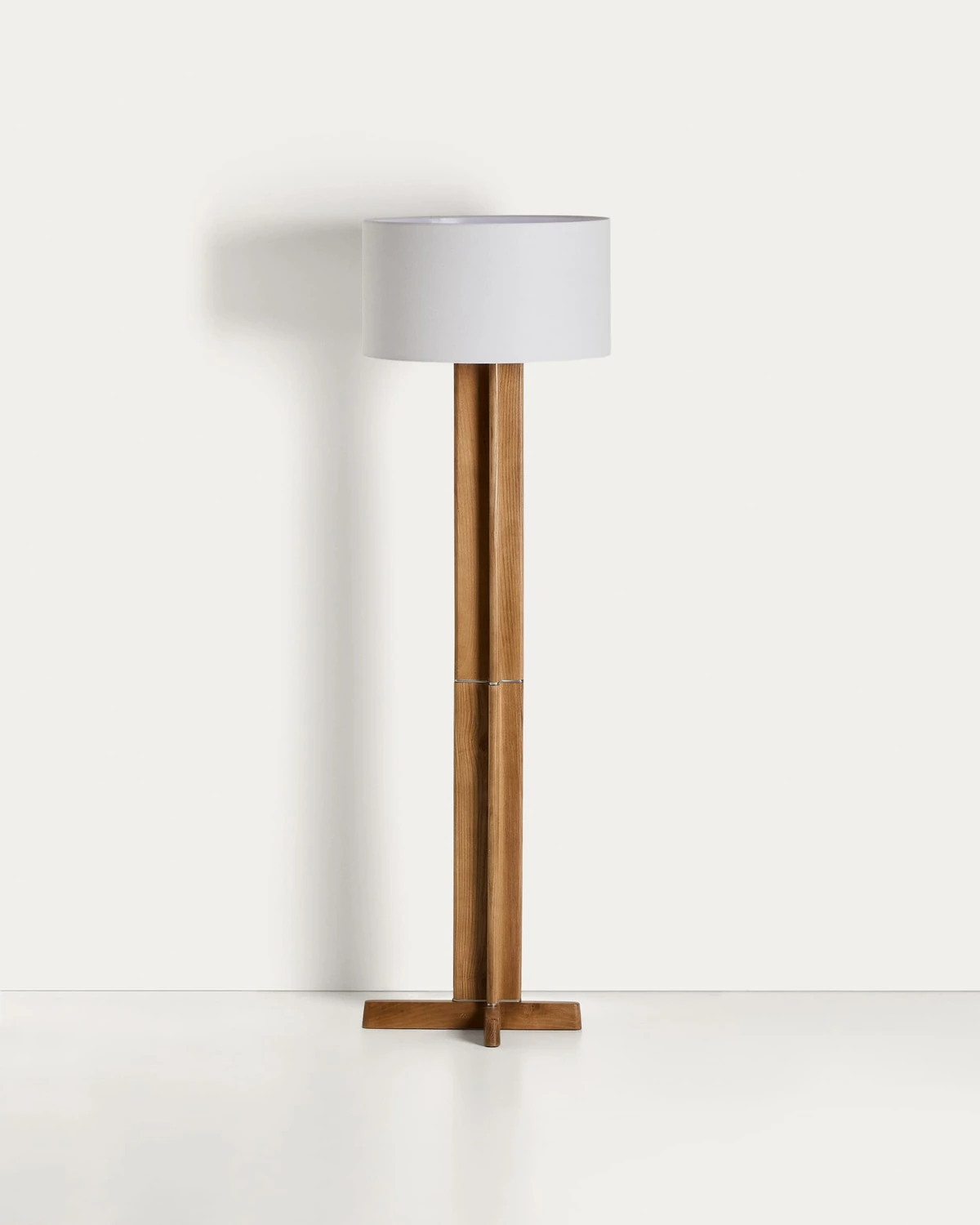 Lampadaire Niani en bois ton naturel avec abat-jour ivoire