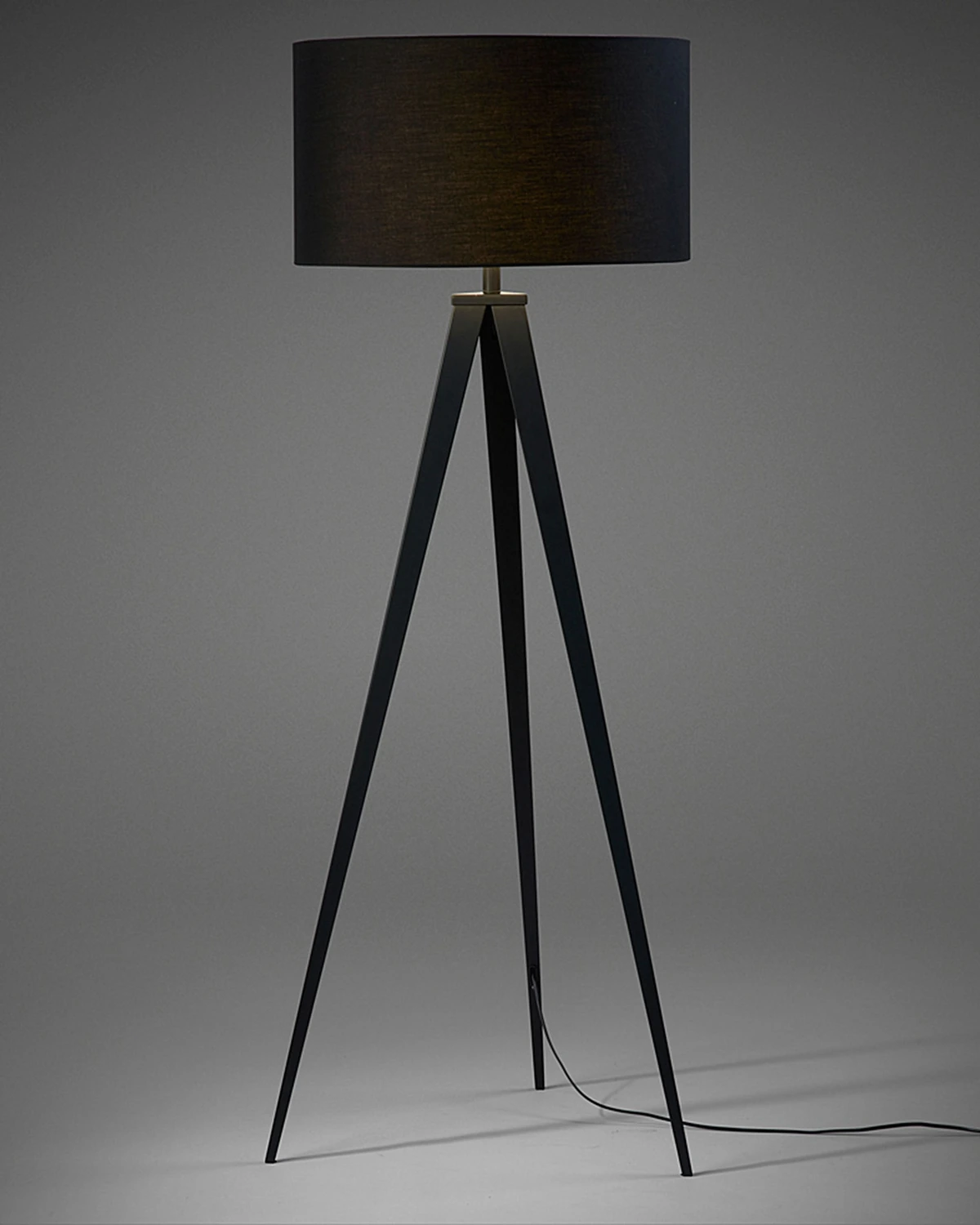 Lampadaire Iguazu noir sur pied tripode avec abat-jour en coton