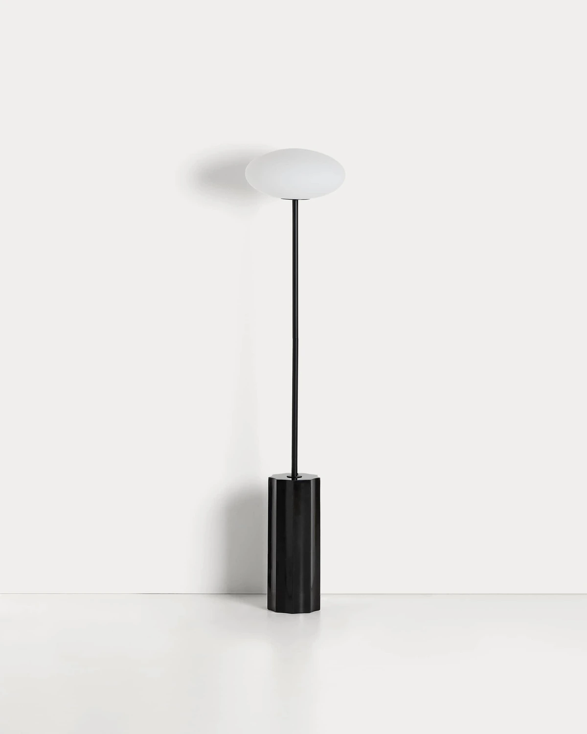 Lampadaire Idela en verre fumé avec base en marbre noir