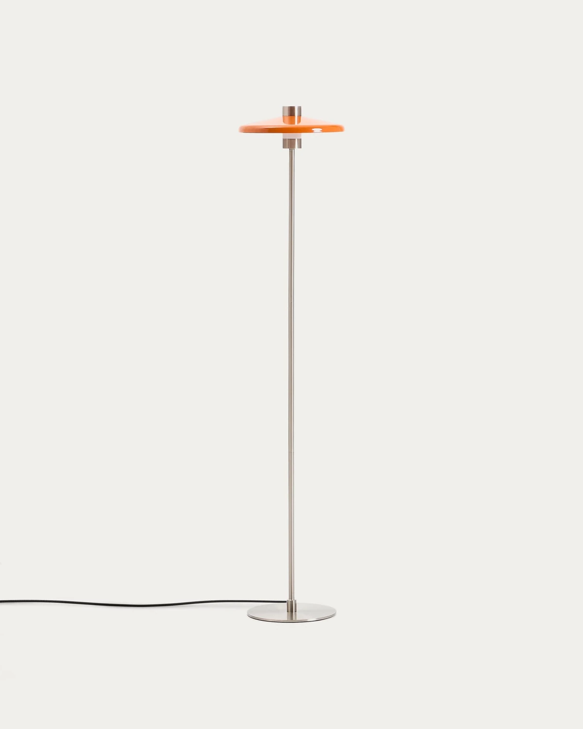 Lampadaire Nuvira en métal gris clair avec abat-jour orange