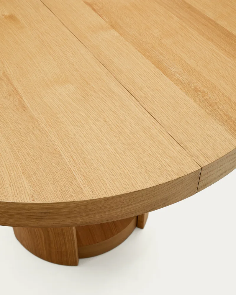 Détail du piètement en chêne et du plateau plaqué chêne de la table Artis