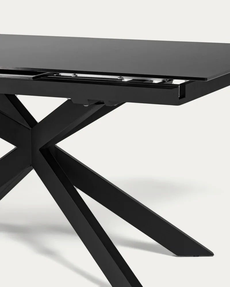 Détail du plateau en verre et du piètement acier noir de la table Atminda