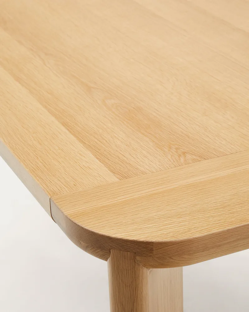 Détail du plateau plaqué chêne sur MDF et du piètement en chêne de la table Jondal