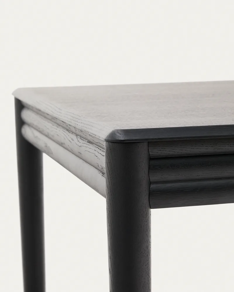 Détail du plateau noir et du piètement de la table Lenon