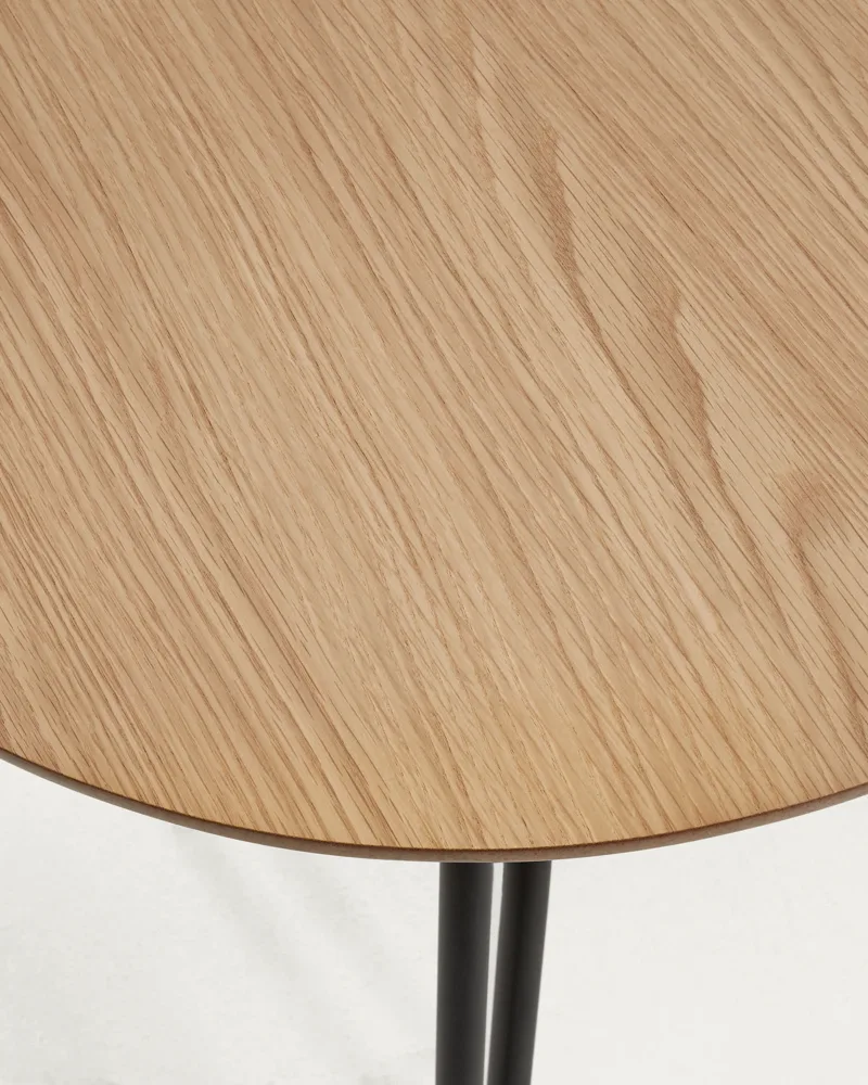 Détail du plateau chêne et du piètement acier de la table Novac