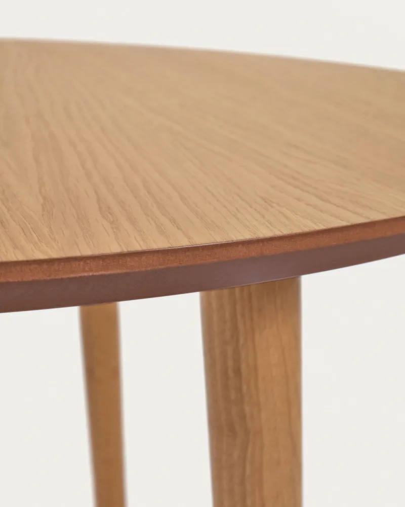 Détail du plateau et du piètement en hévéa de la table Oqui