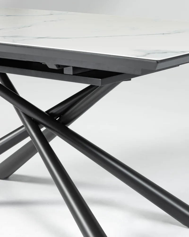 Détail du plateau grès cérame blanc et de la structure noire de la table Theone
