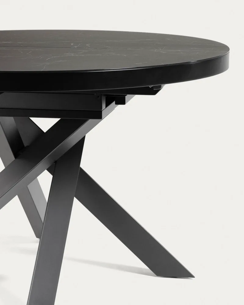 Détail du plateau en grès cérame et du piètement acier de la table Vashti