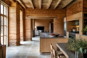 Cuisine ouverte dans une longère 1850 : la contrainte murs en pisé que personne n&rsquo;avait anticipée