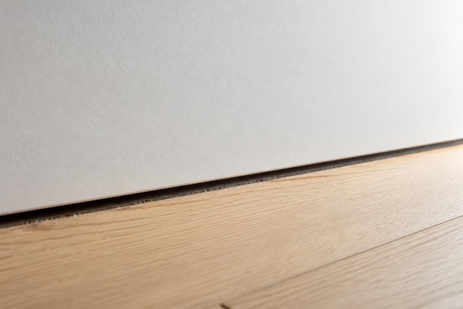découvrez le rendu après 2 ans de chauffage au sol avec une comparaison entre joint creux ombre 6 mm et plinthe affleurante. analyse détaillée et conseils pratiques.